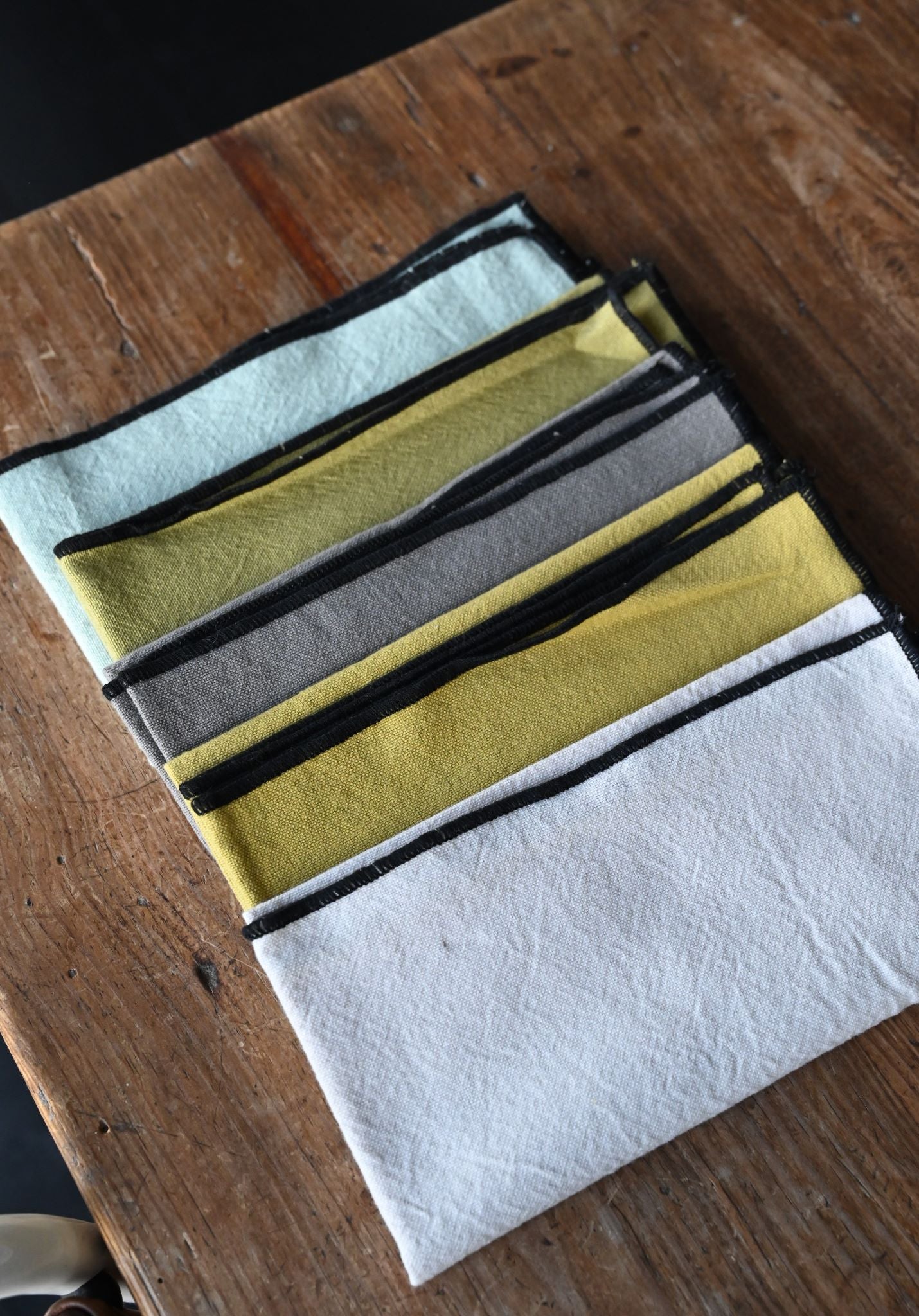 Serviettes en coton recyclé à bordure noire