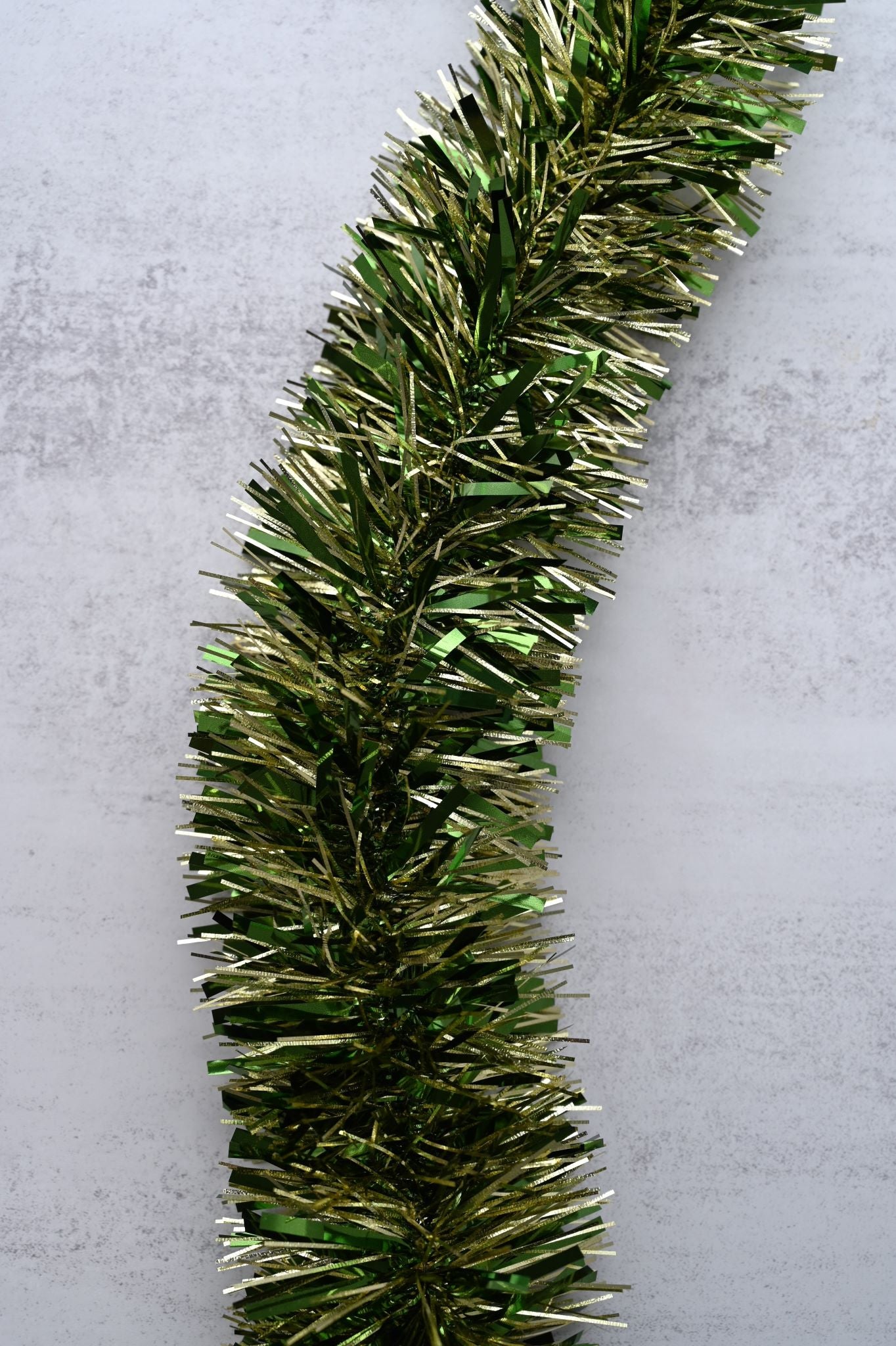 Klobige Girlande mit Prägung in Grün und Gold