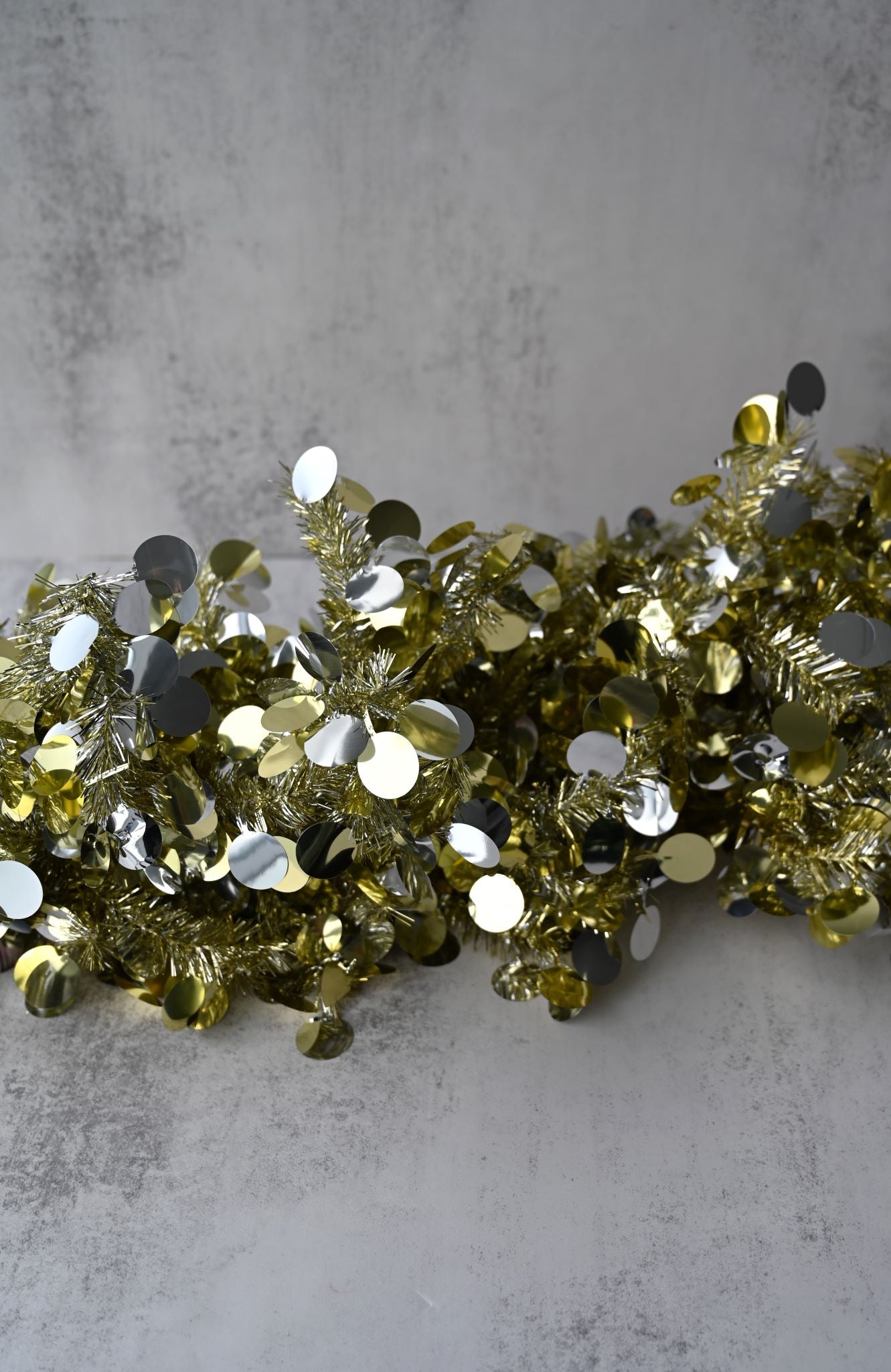 Guirlande de sapins dorés et de taches argentées éparses