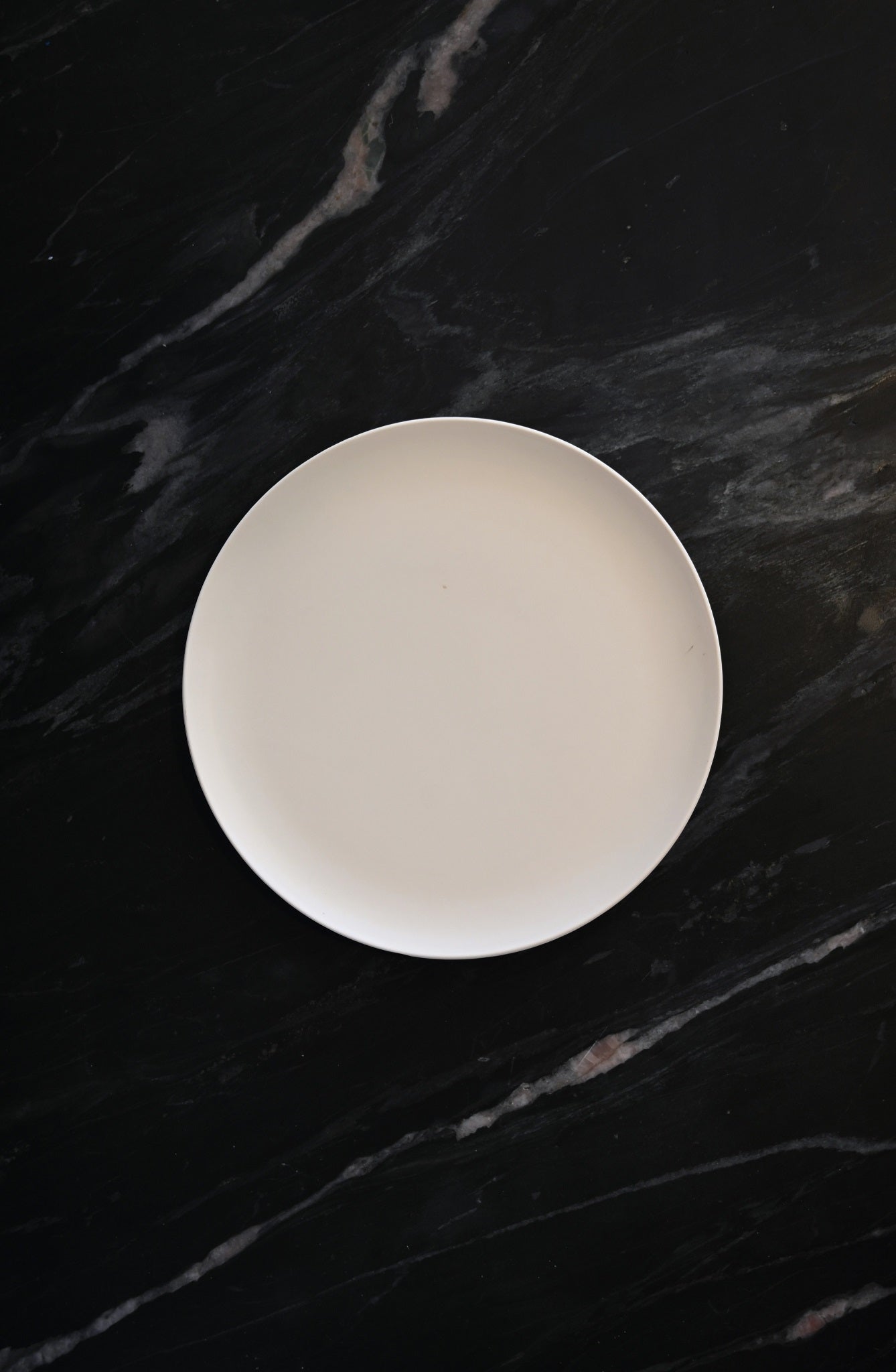 Cremefarbene Melamin-Geschirrkollektion