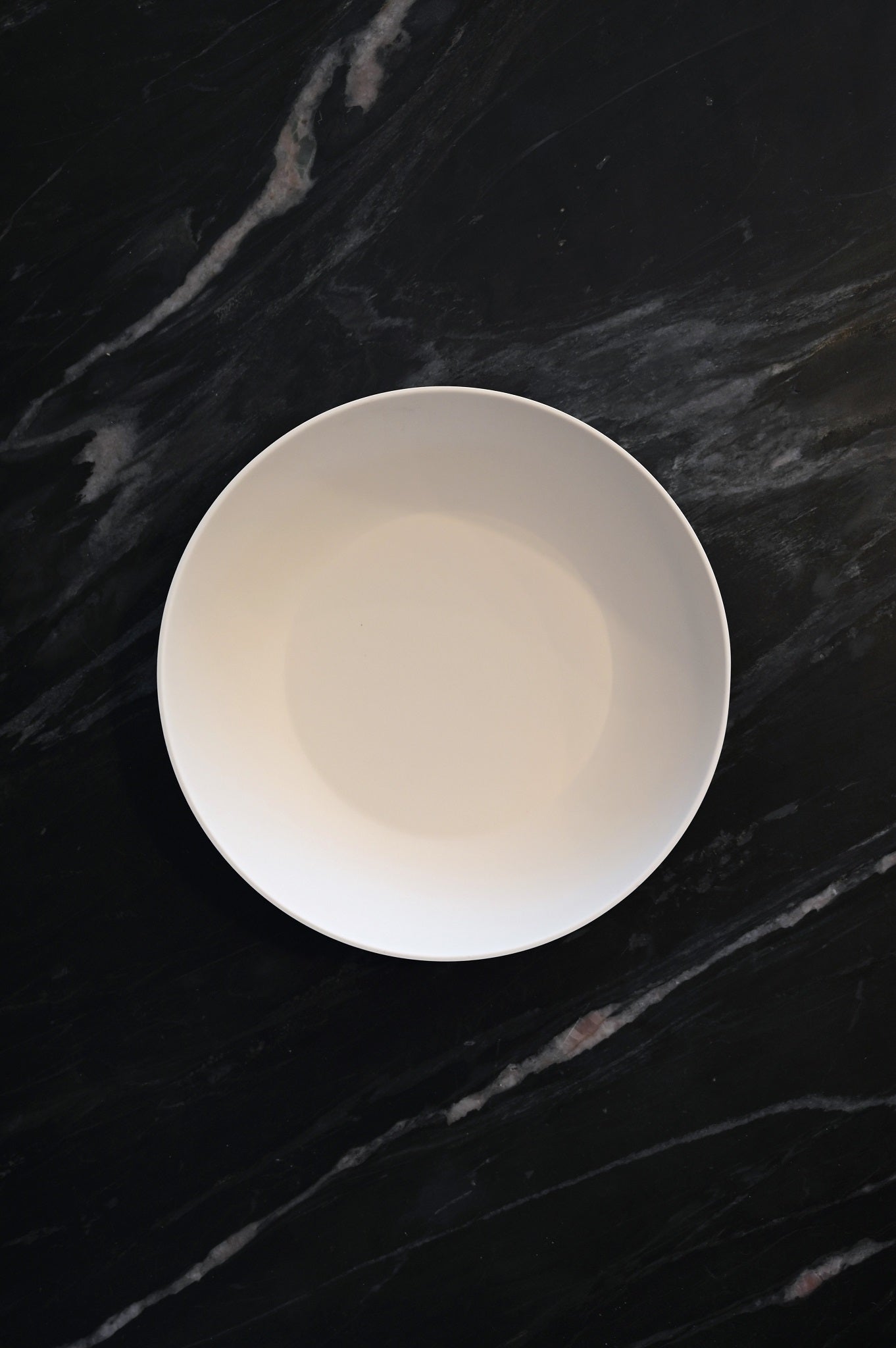 Cremefarbene Melamin-Geschirrkollektion