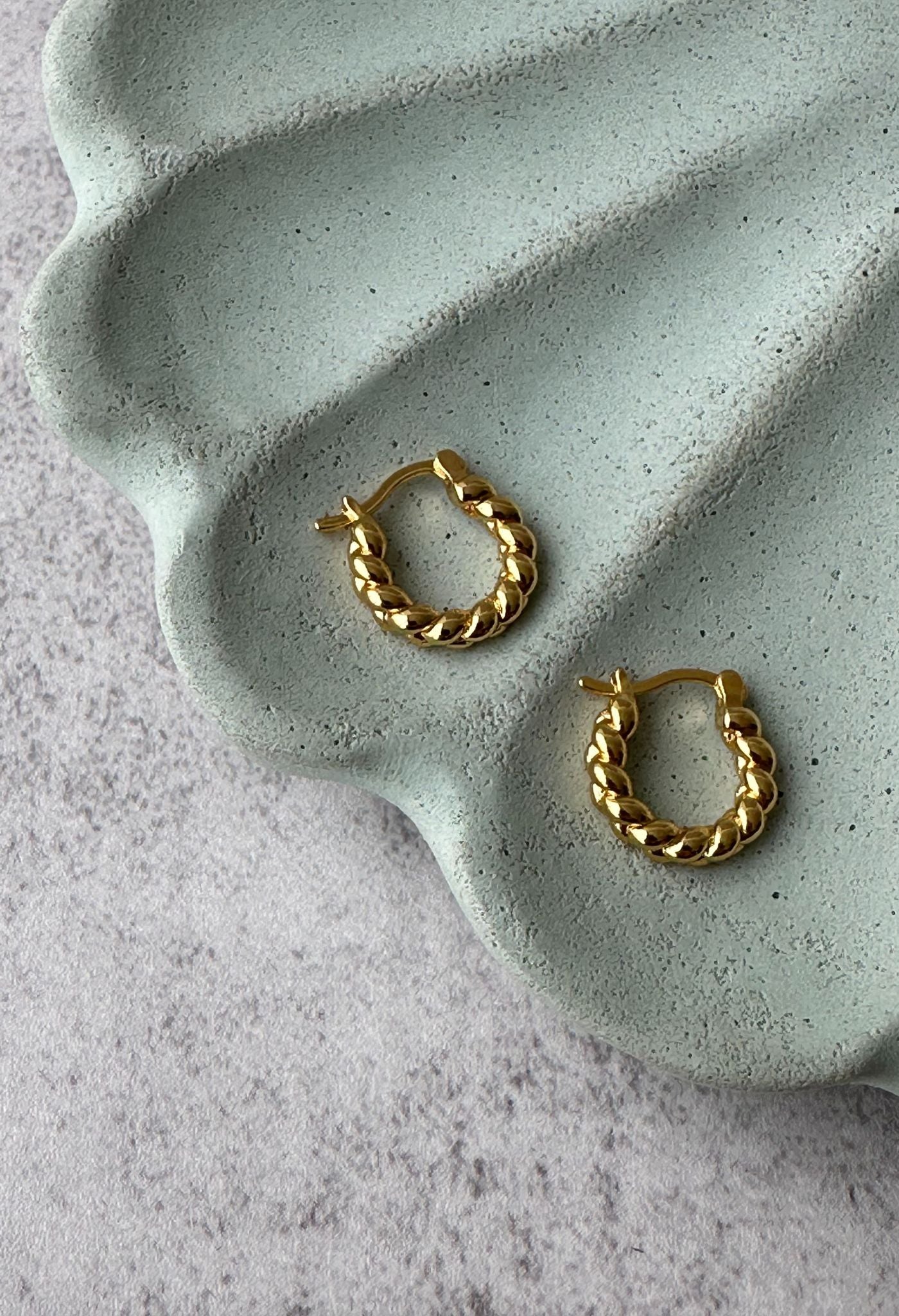 Gedrehte Creolen in Gold