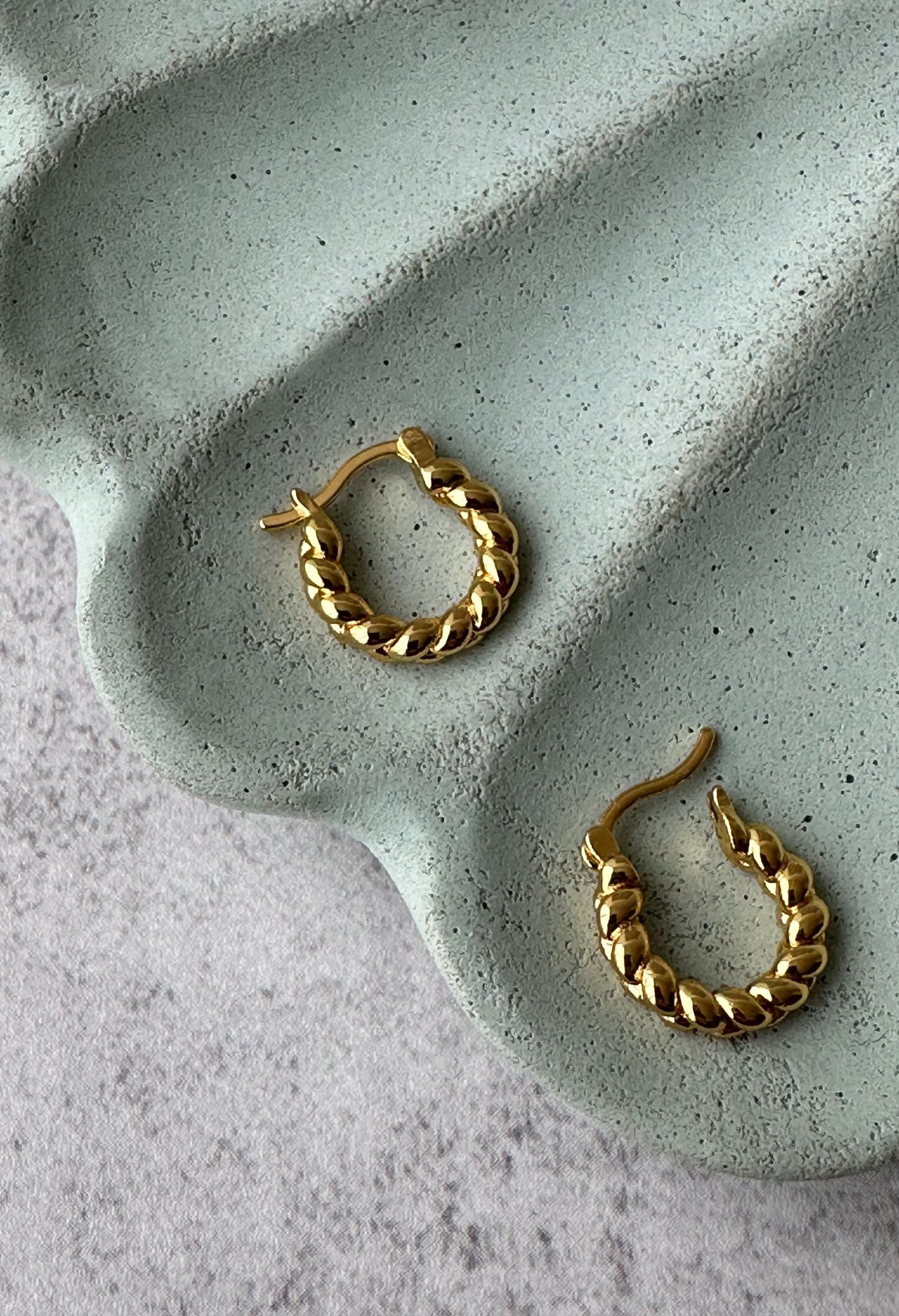 Gedrehte Creolen in Gold