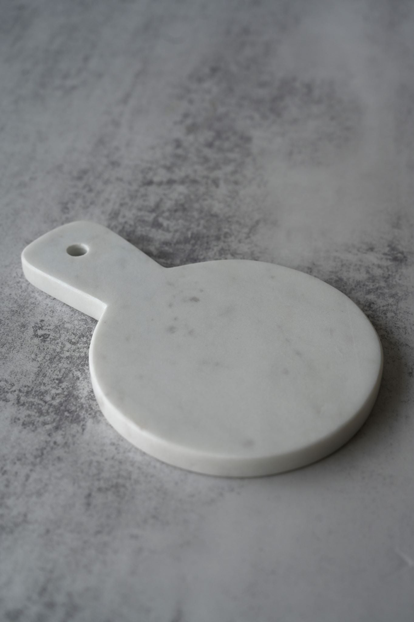Planche de service ronde en marbre blanc 