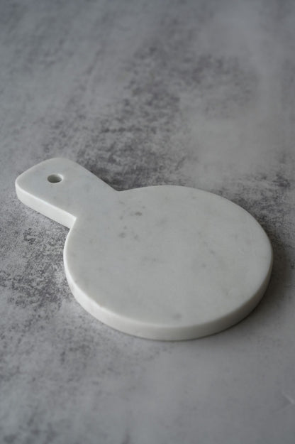 Planche de service ronde en marbre blanc 