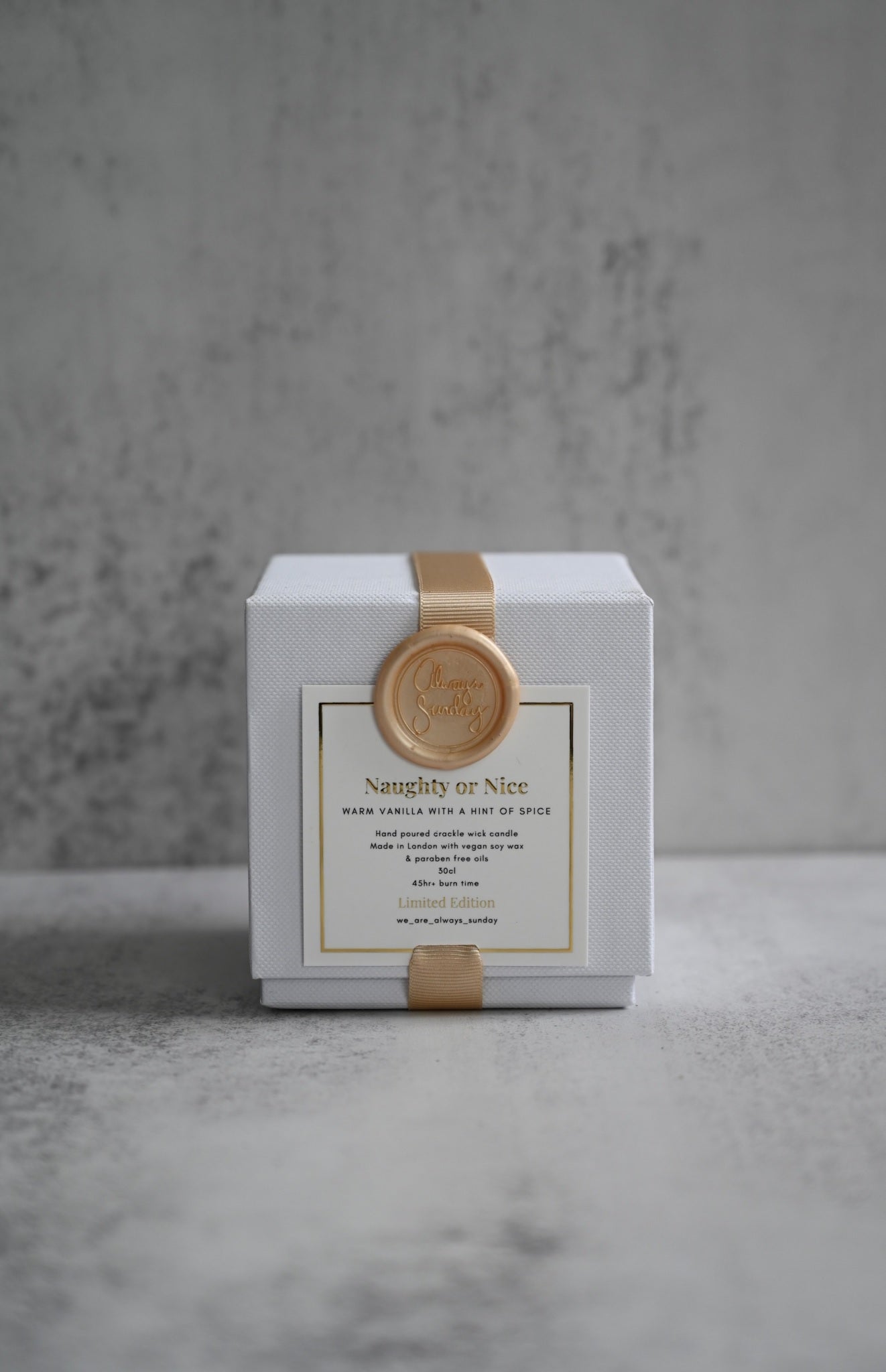 Bougie Naughty or Nice en édition limitée par Always Sunday 