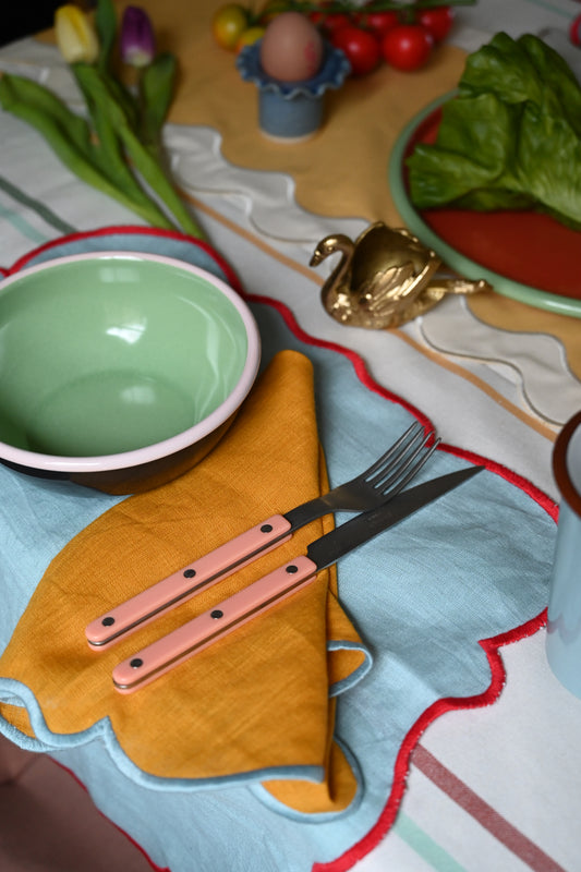 Ockergelbe Serviette mit Wellenrand und himmelblauem Rand 
