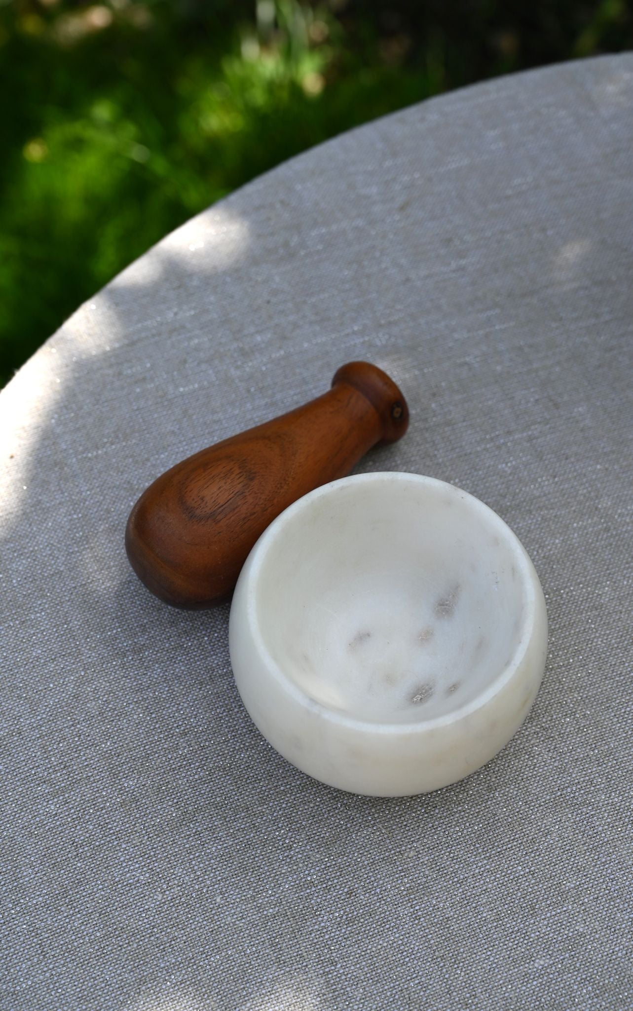 Stößel und Mörser aus weißem Marmor und Holz 