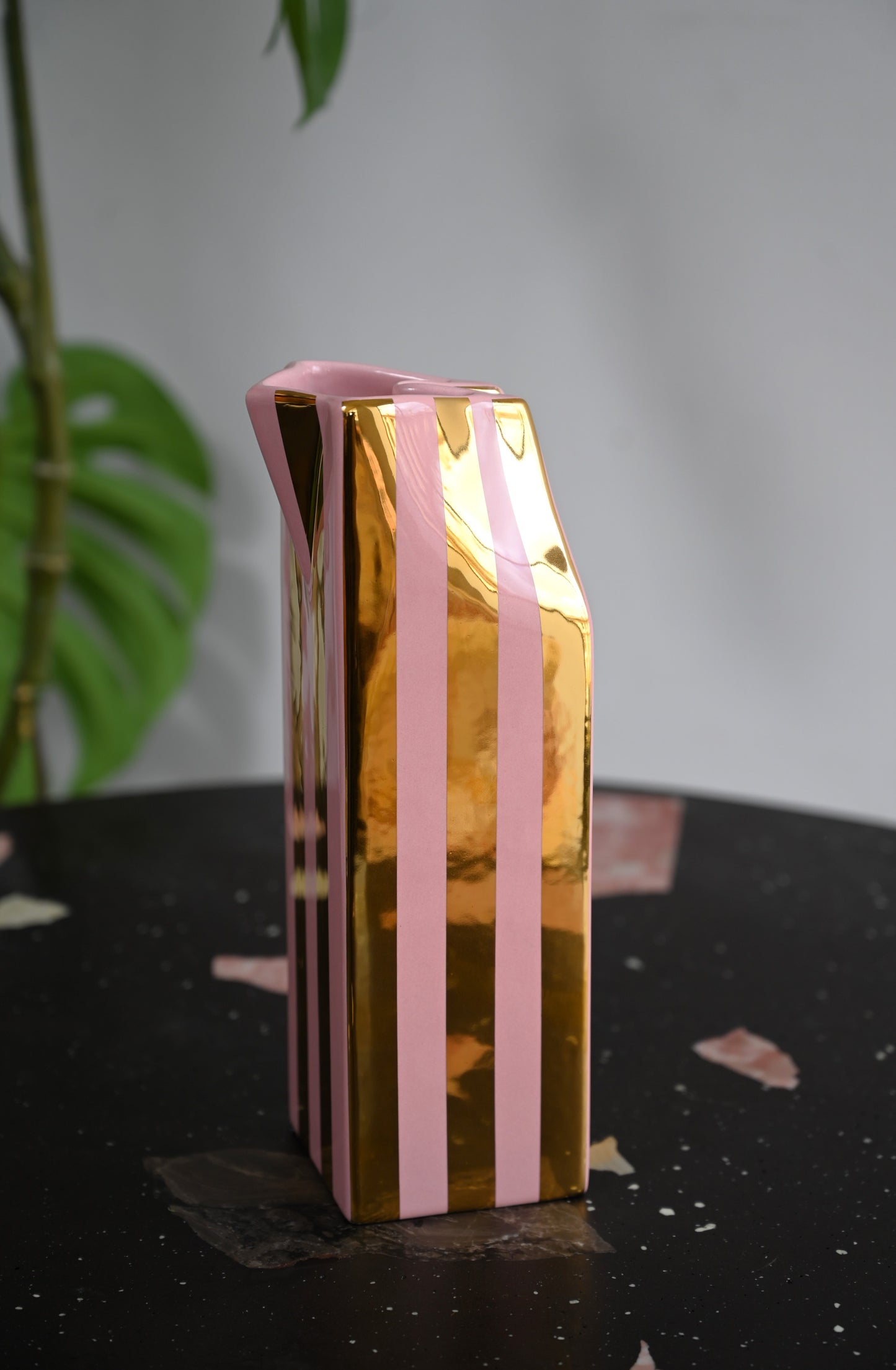 Quadratischer Keramikkrug aus 24 Karat Gold und Rosa