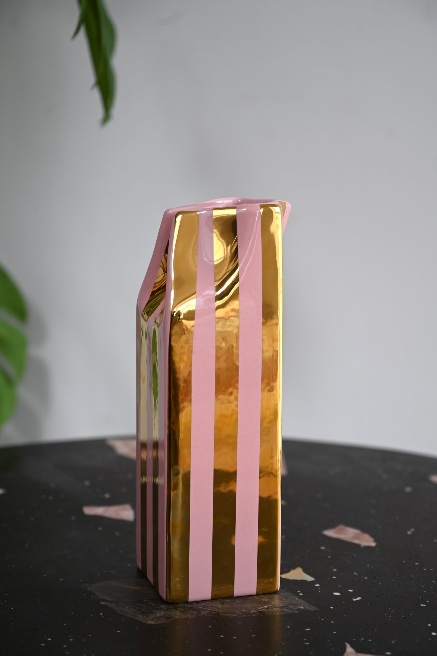 Quadratischer Keramikkrug aus 24 Karat Gold und Rosa