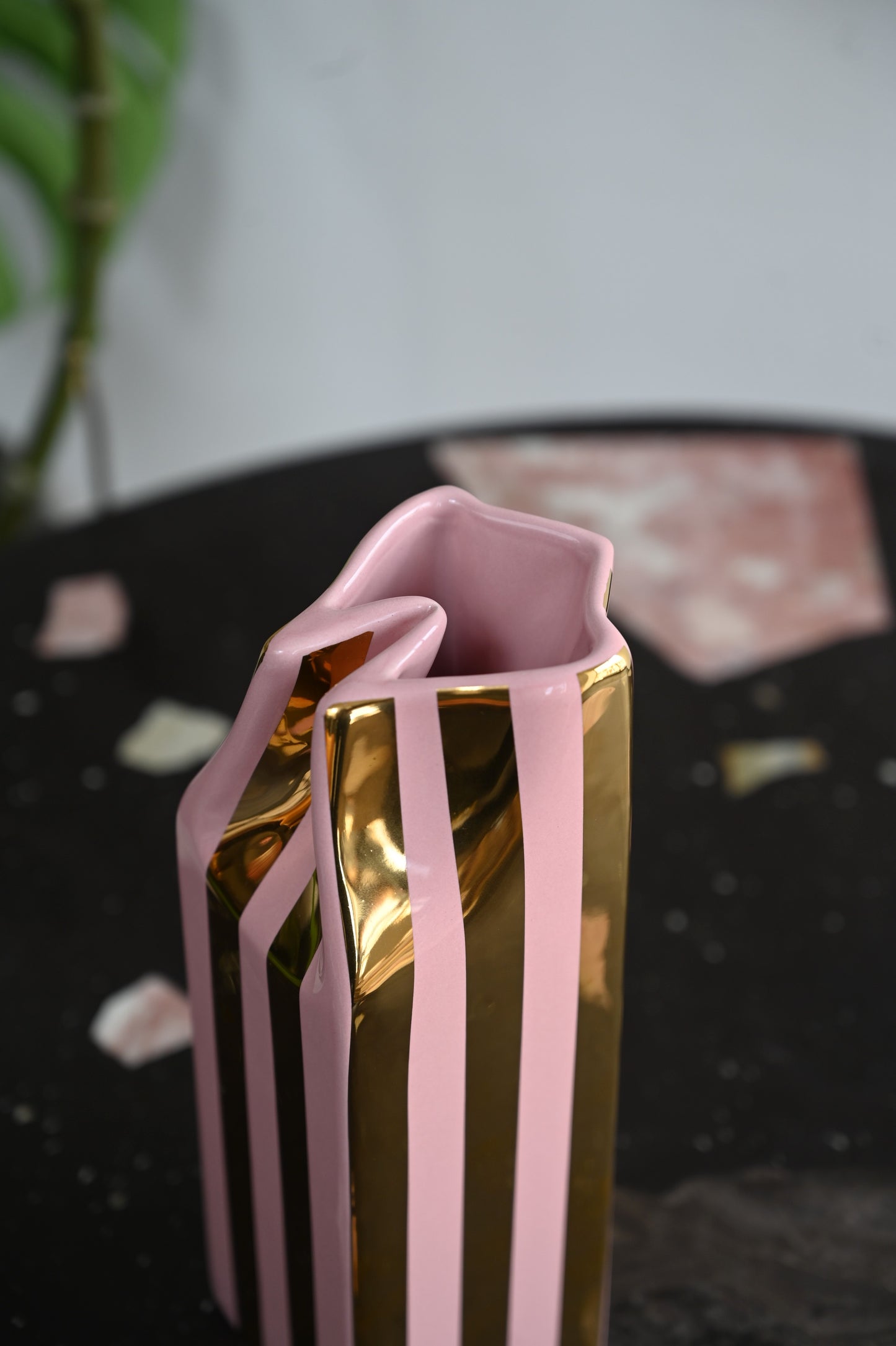 Quadratischer Keramikkrug aus 24 Karat Gold und Rosa