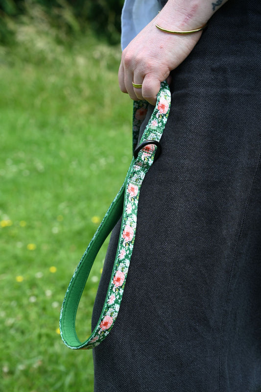 Green Peony Handmade Webbing Lead