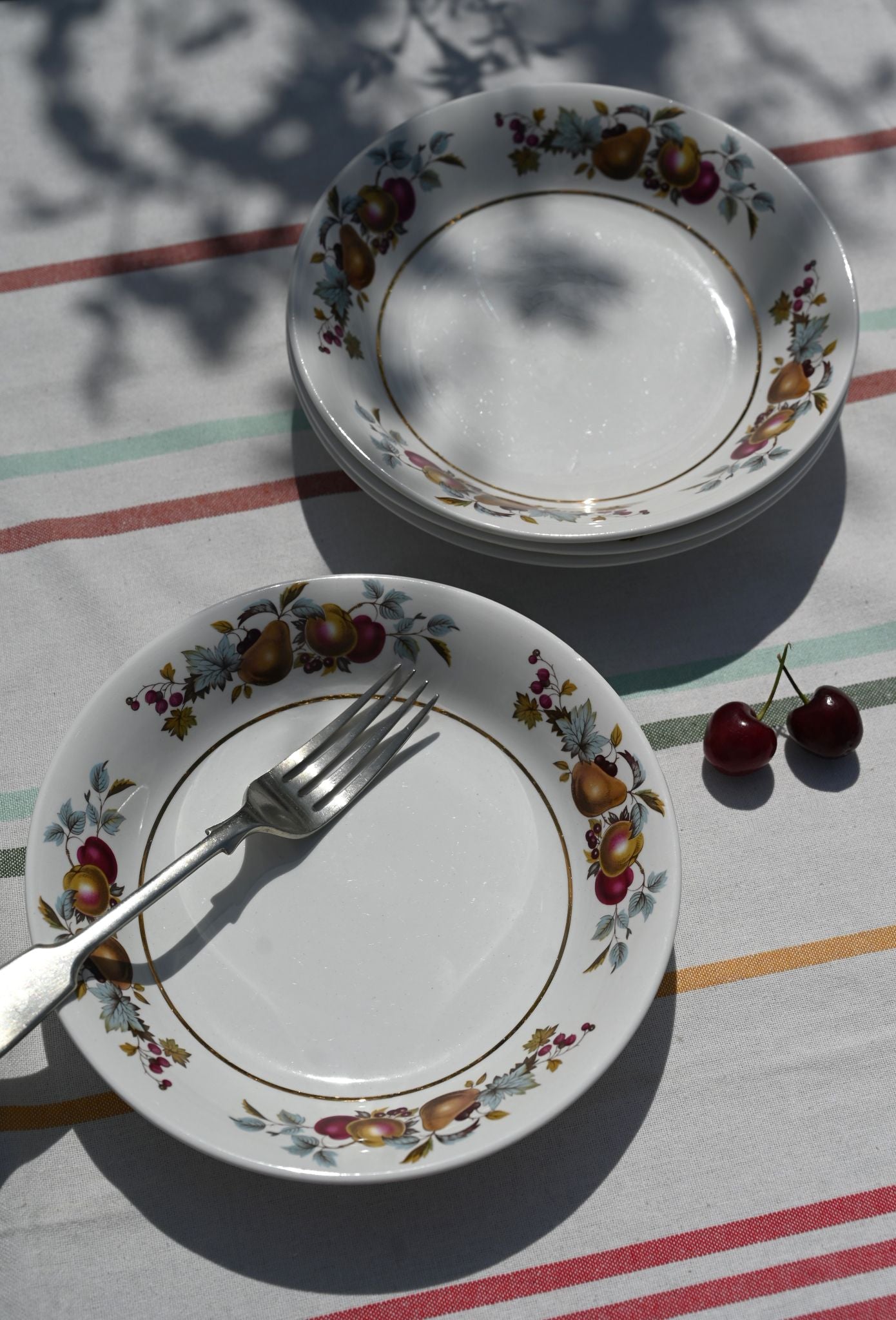 Set mit vier Schalen mit Herbstfrüchten 