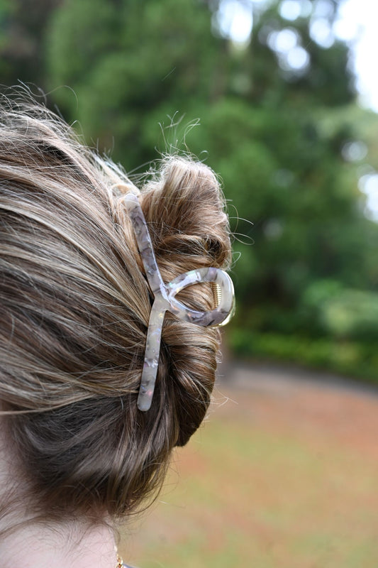Grande griffe de cheveux bouclée grise 