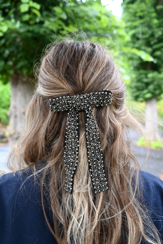 Pince à cheveux noire ornée d'un nœud 