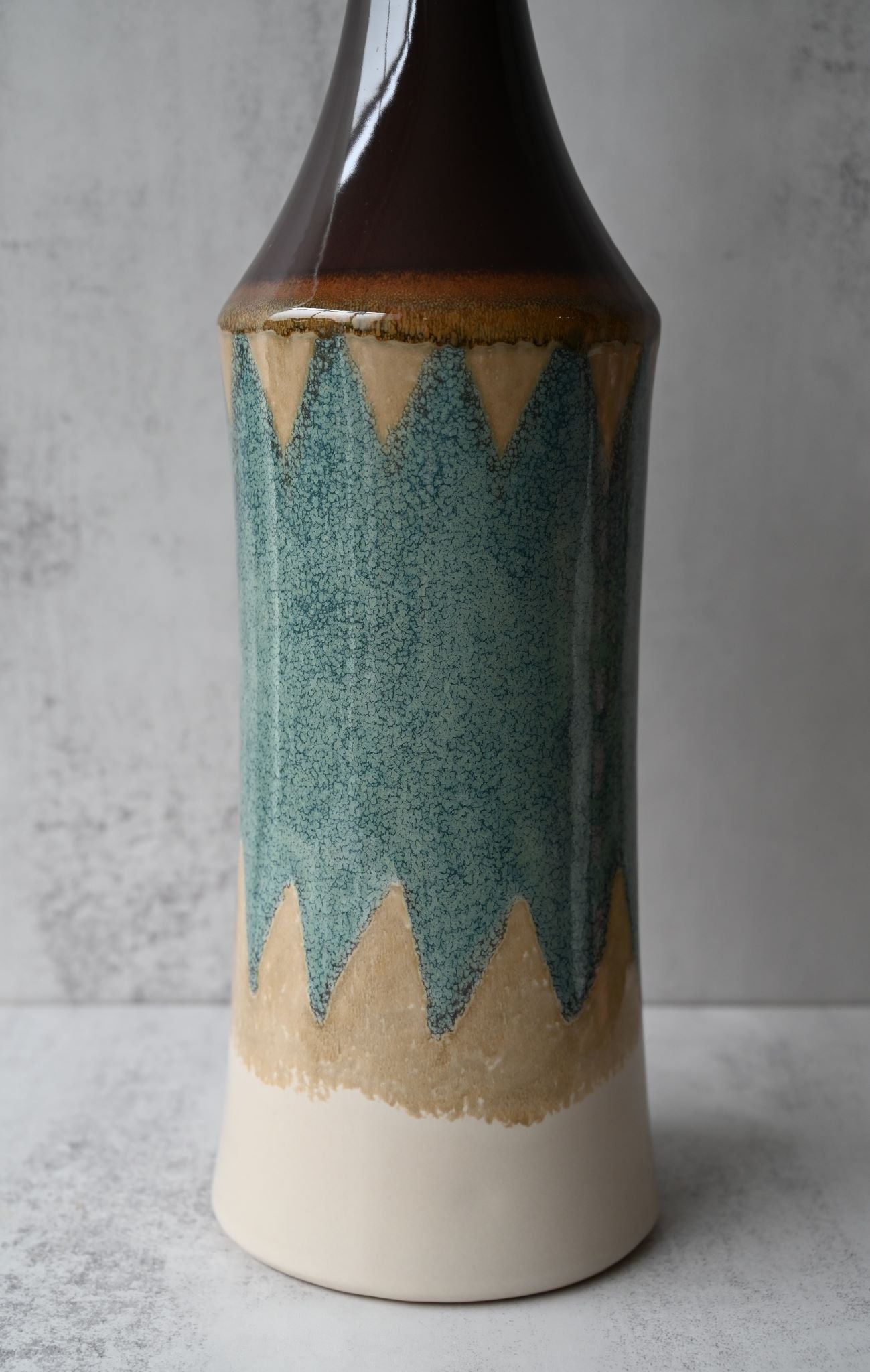 Blaue konische Vase aus Steingut mit Zickzack-Muster 
