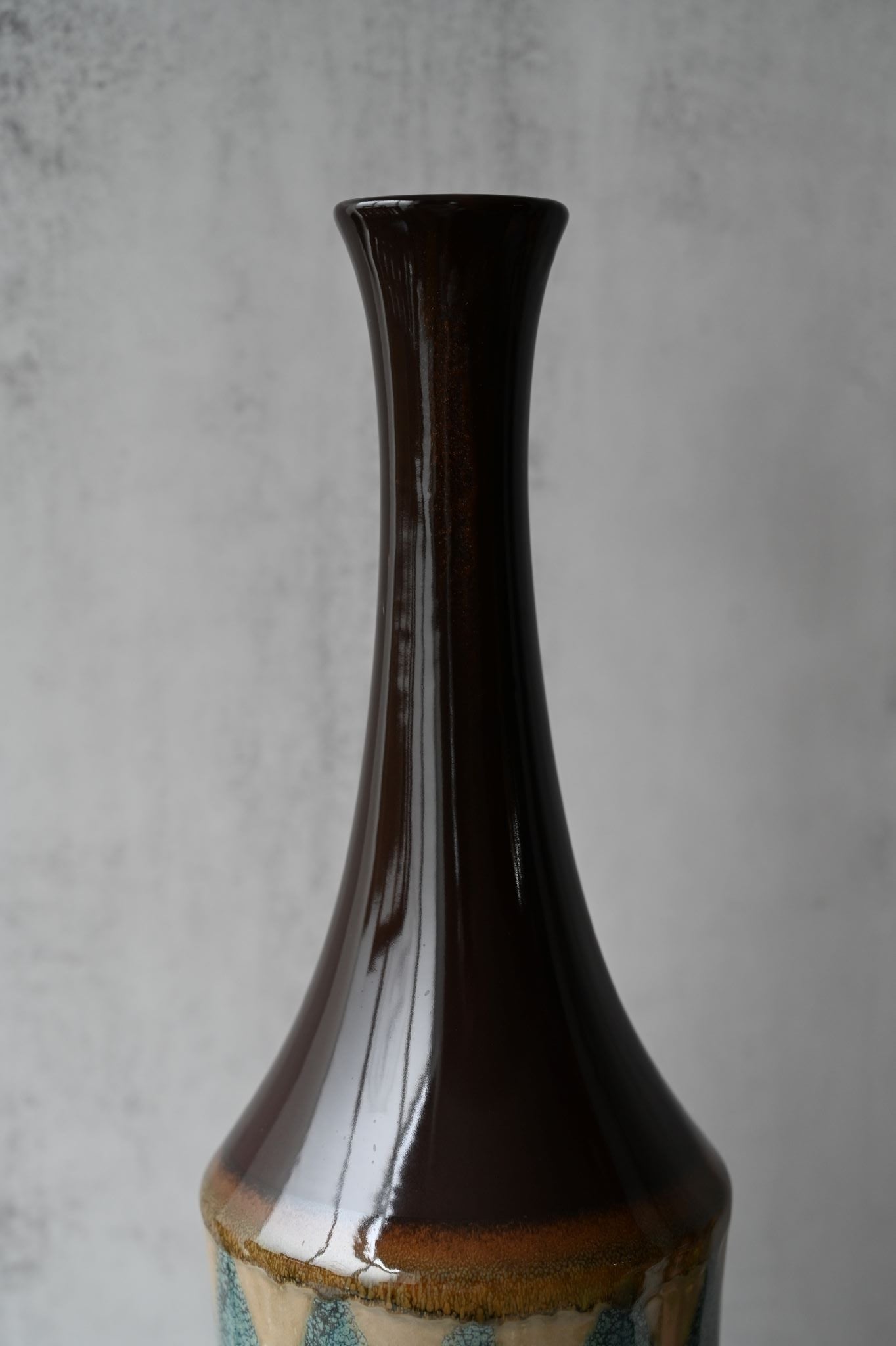 Blaue konische Vase aus Steingut mit Zickzack-Muster 