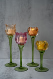 Bougeoirs en verre avec fleurs