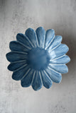 Blaue Daisy-Schüsseln mit Wellenrand