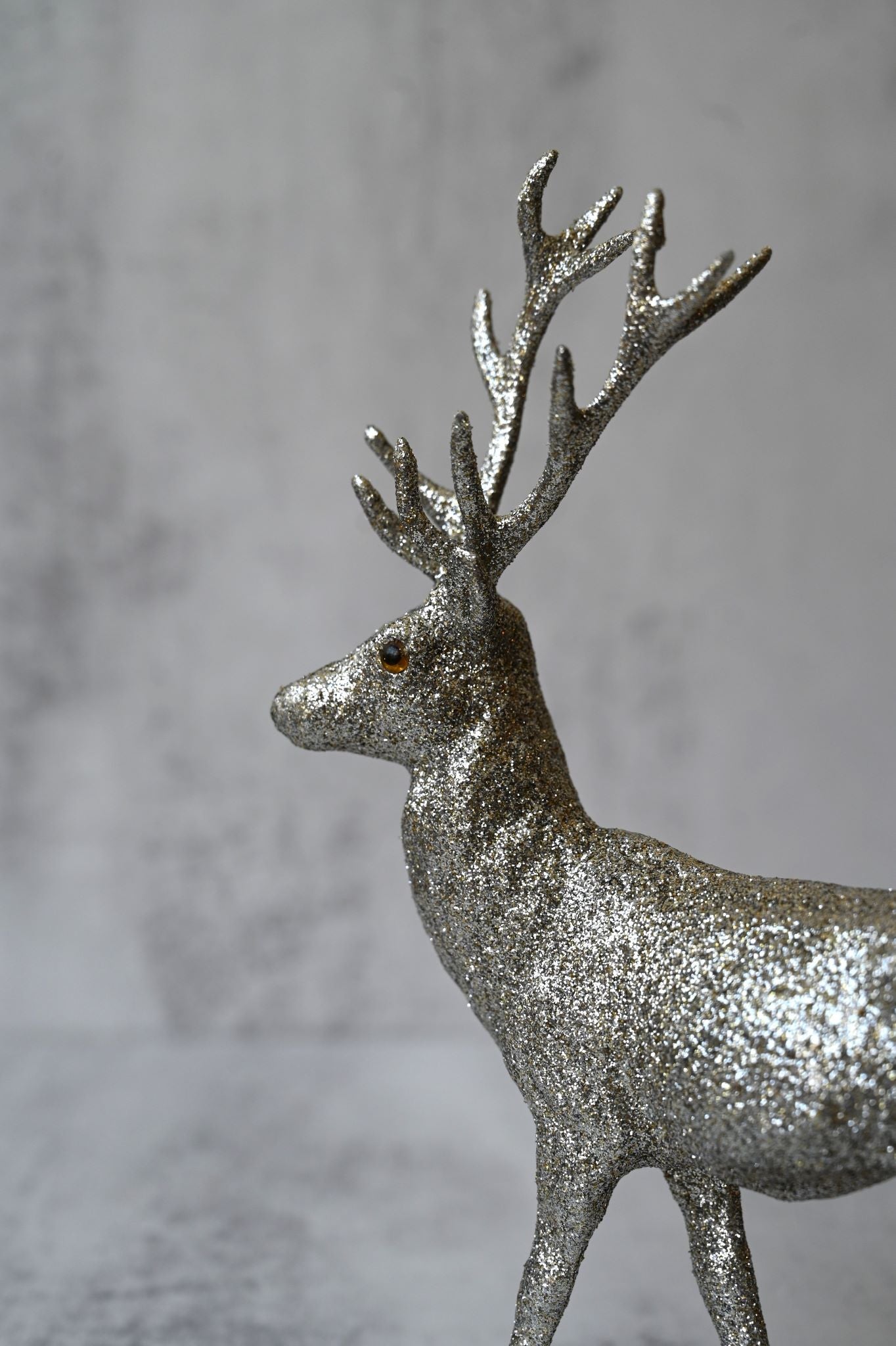 Stehender silberner Glitzerhirsch 