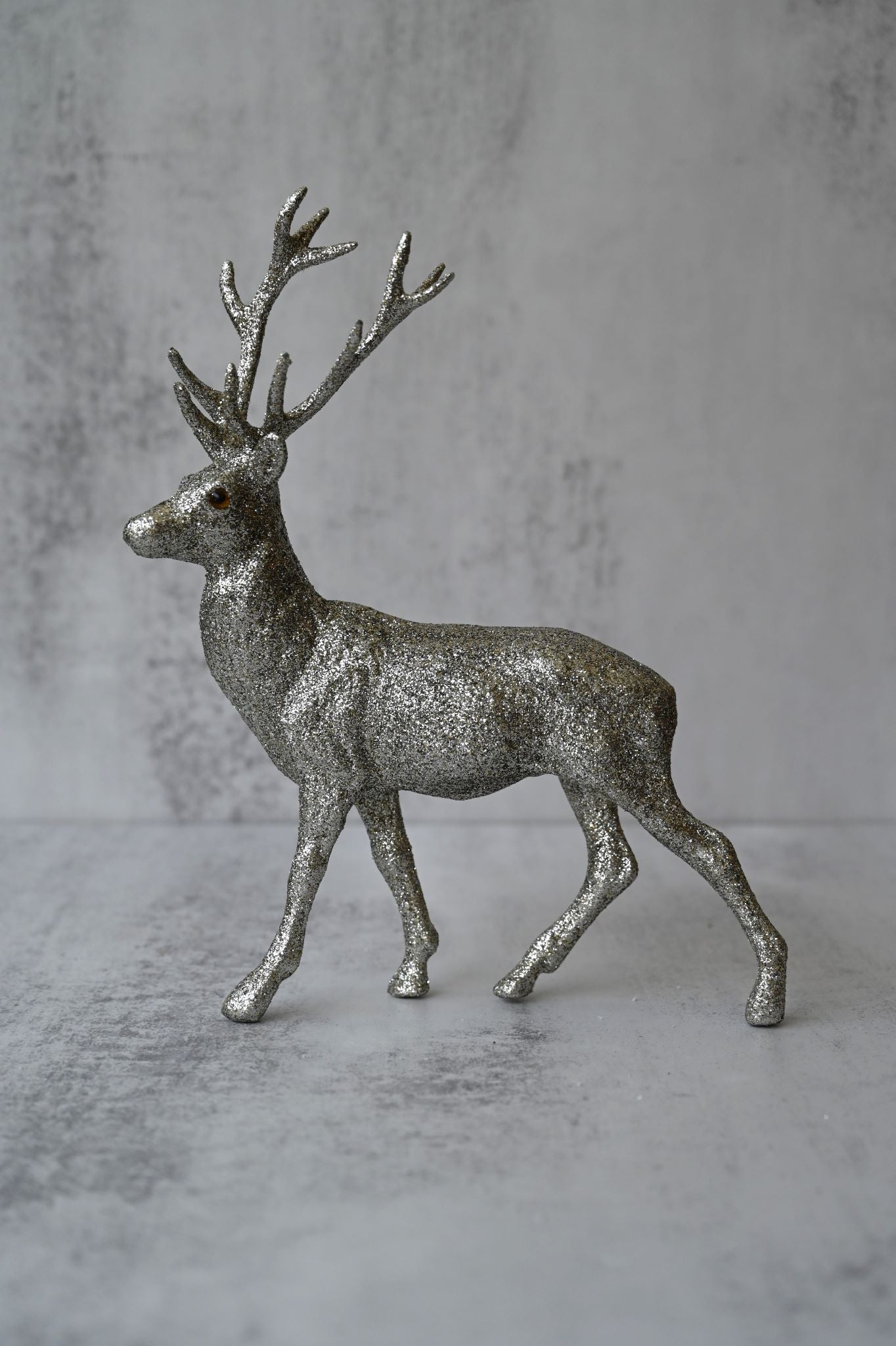 Stehender silberner Glitzerhirsch 