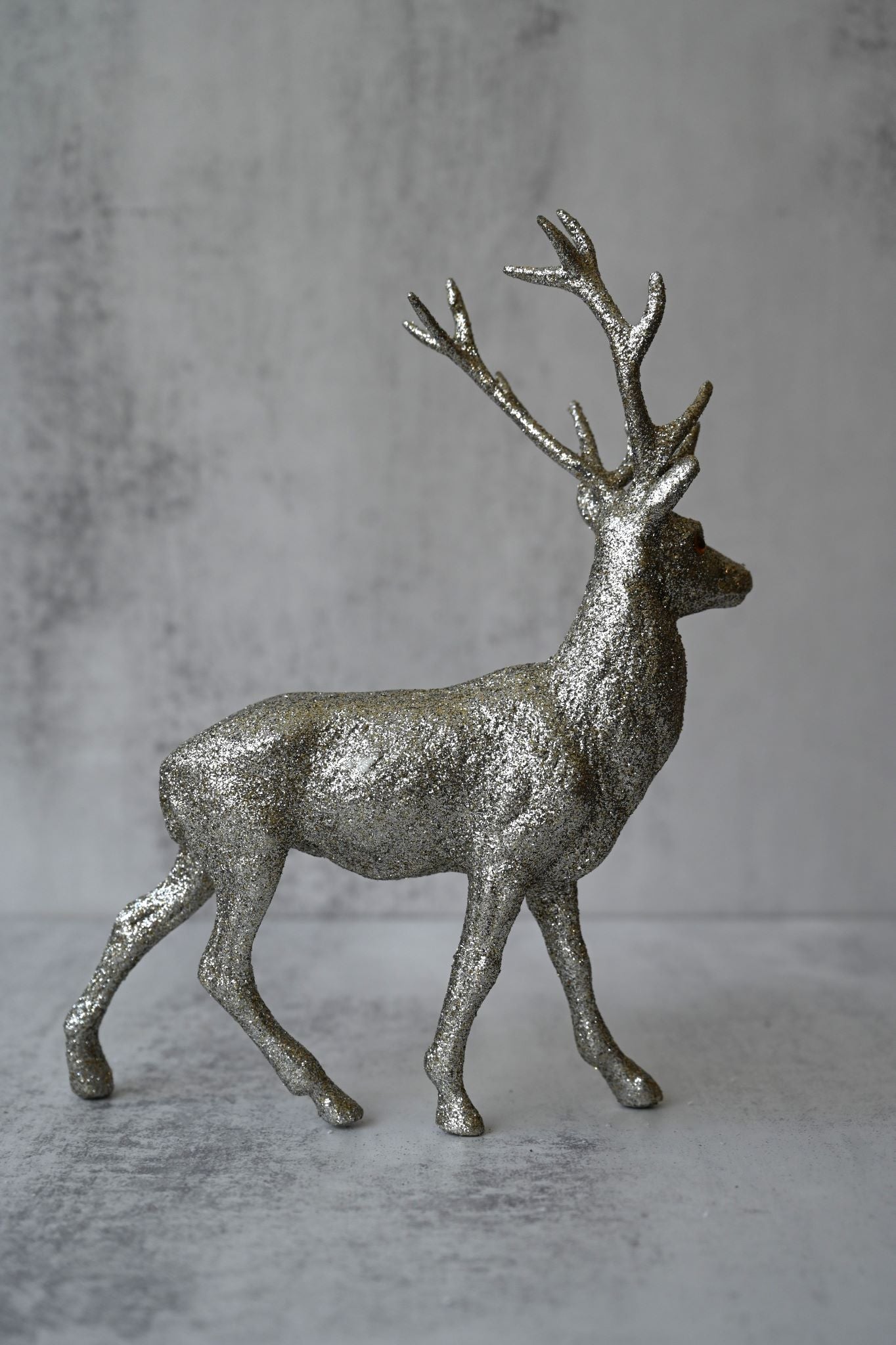 Stehender silberner Glitzerhirsch 