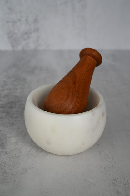 Stößel und Mörser aus weißem Marmor und Holz 