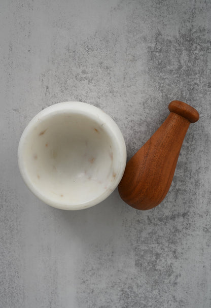 Stößel und Mörser aus weißem Marmor und Holz 