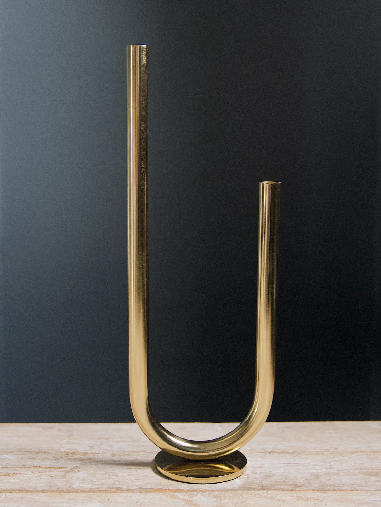 Goldene gebogene Kerzenhalter 