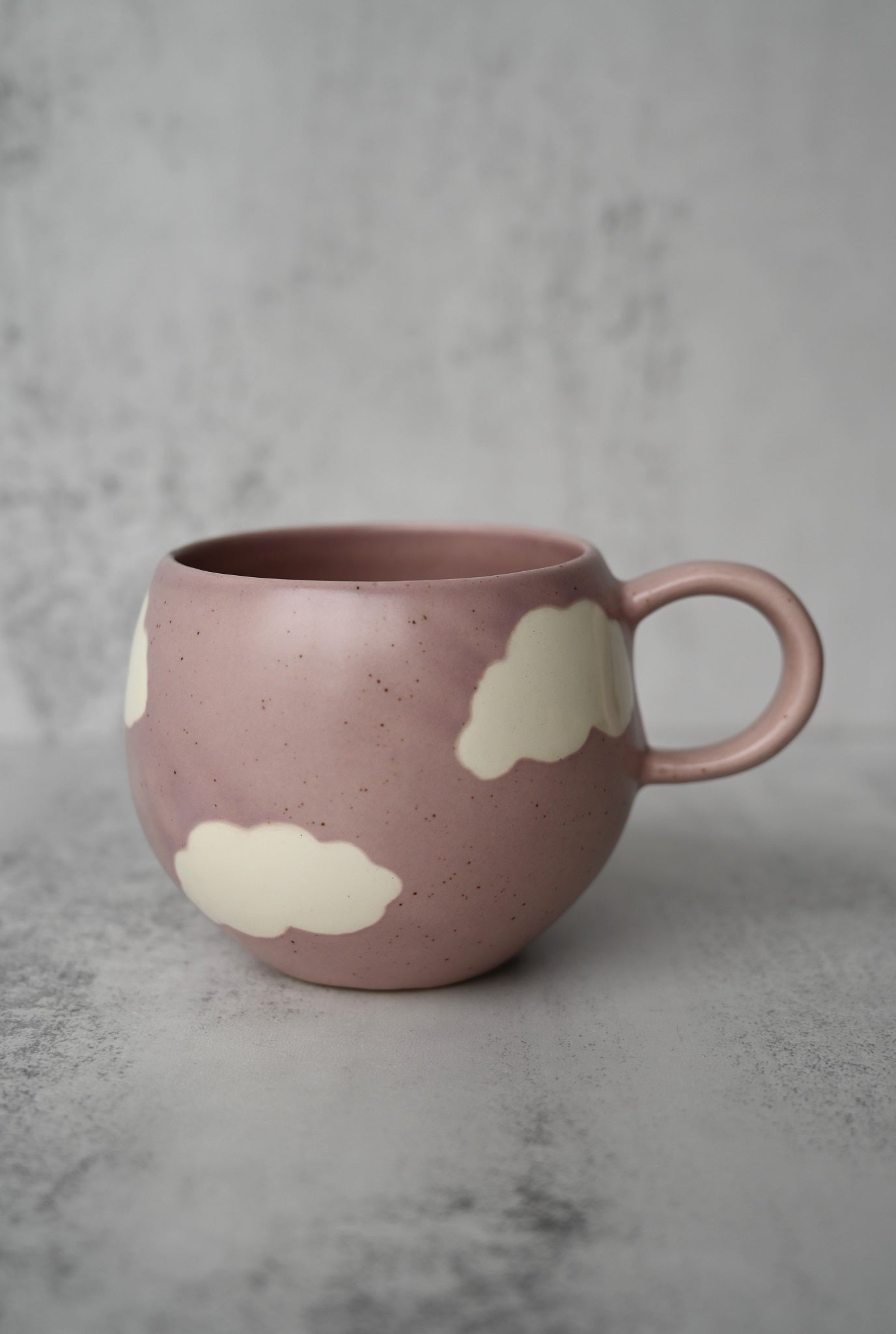 Tasse mit rosa Wolkenball 