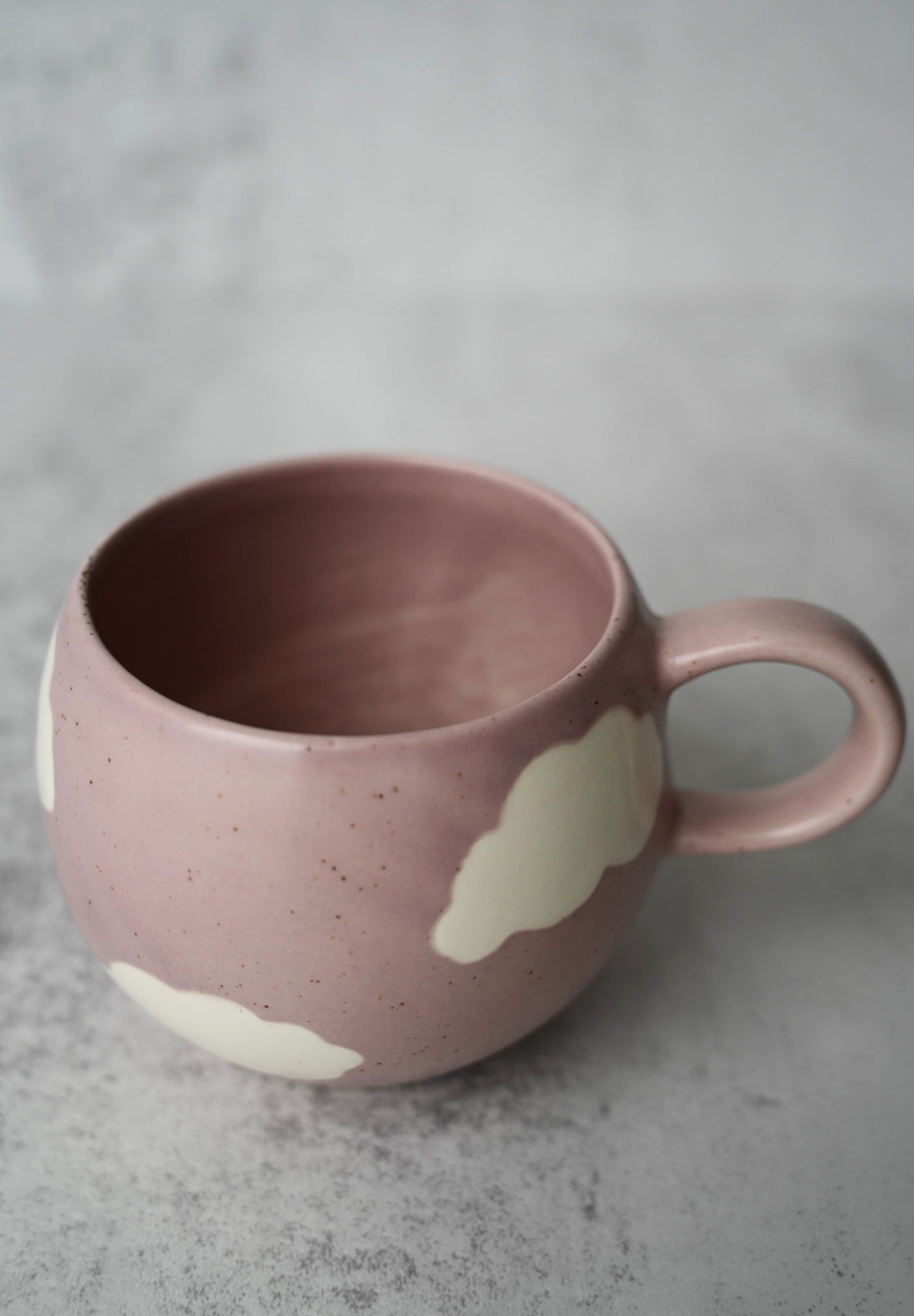 Tasse mit rosa Wolkenball 