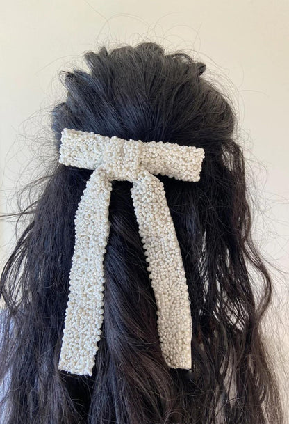 Weiße verzierte Haarschleifenklammer 