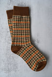 Braune Socken mit Hahnentrittmuster