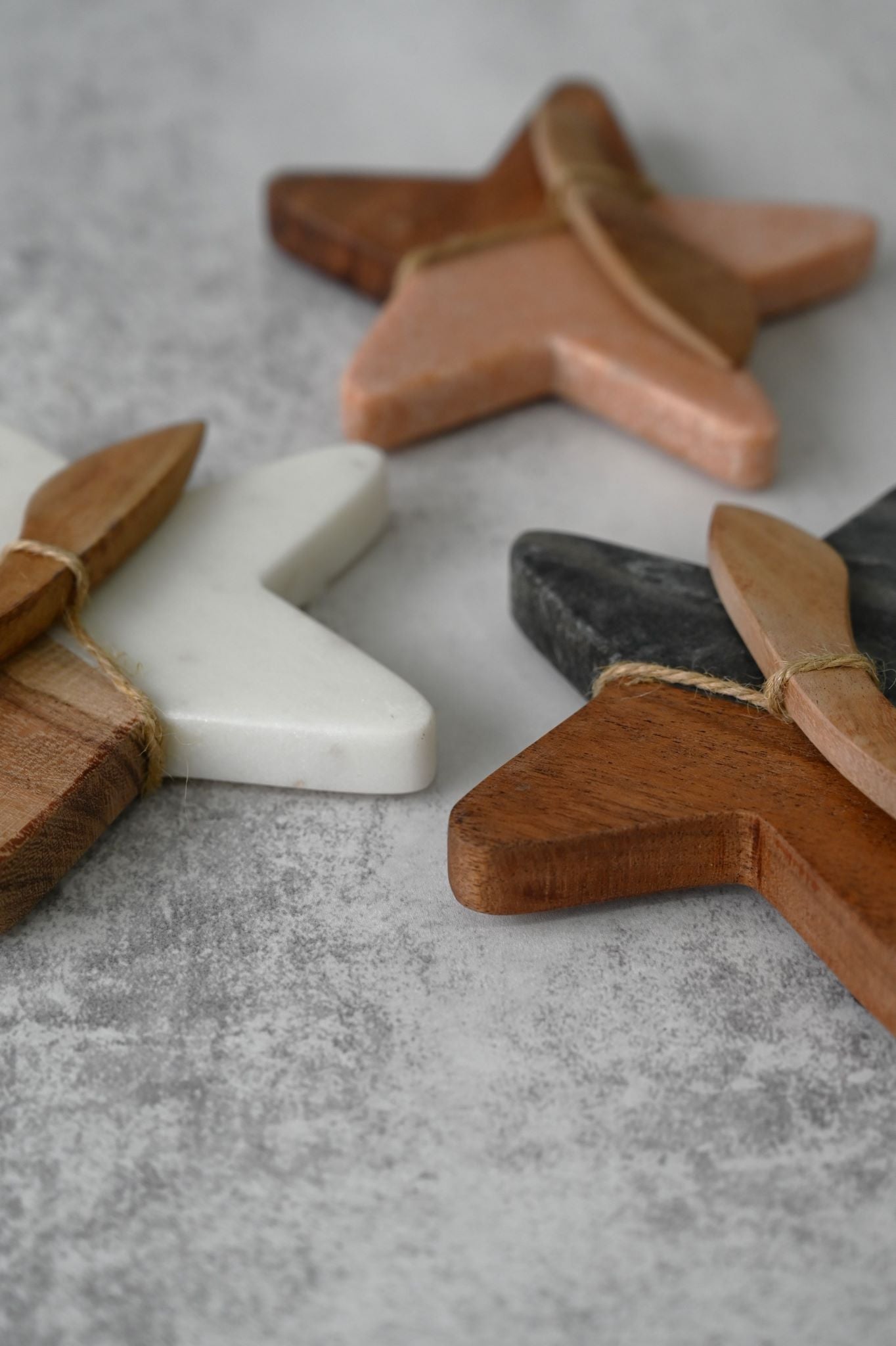 Planches de service en marbre et bois en forme d'étoile 