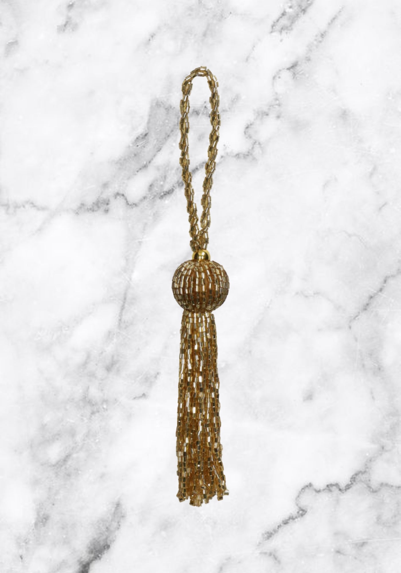 Quastenornament mit goldenen Perlen