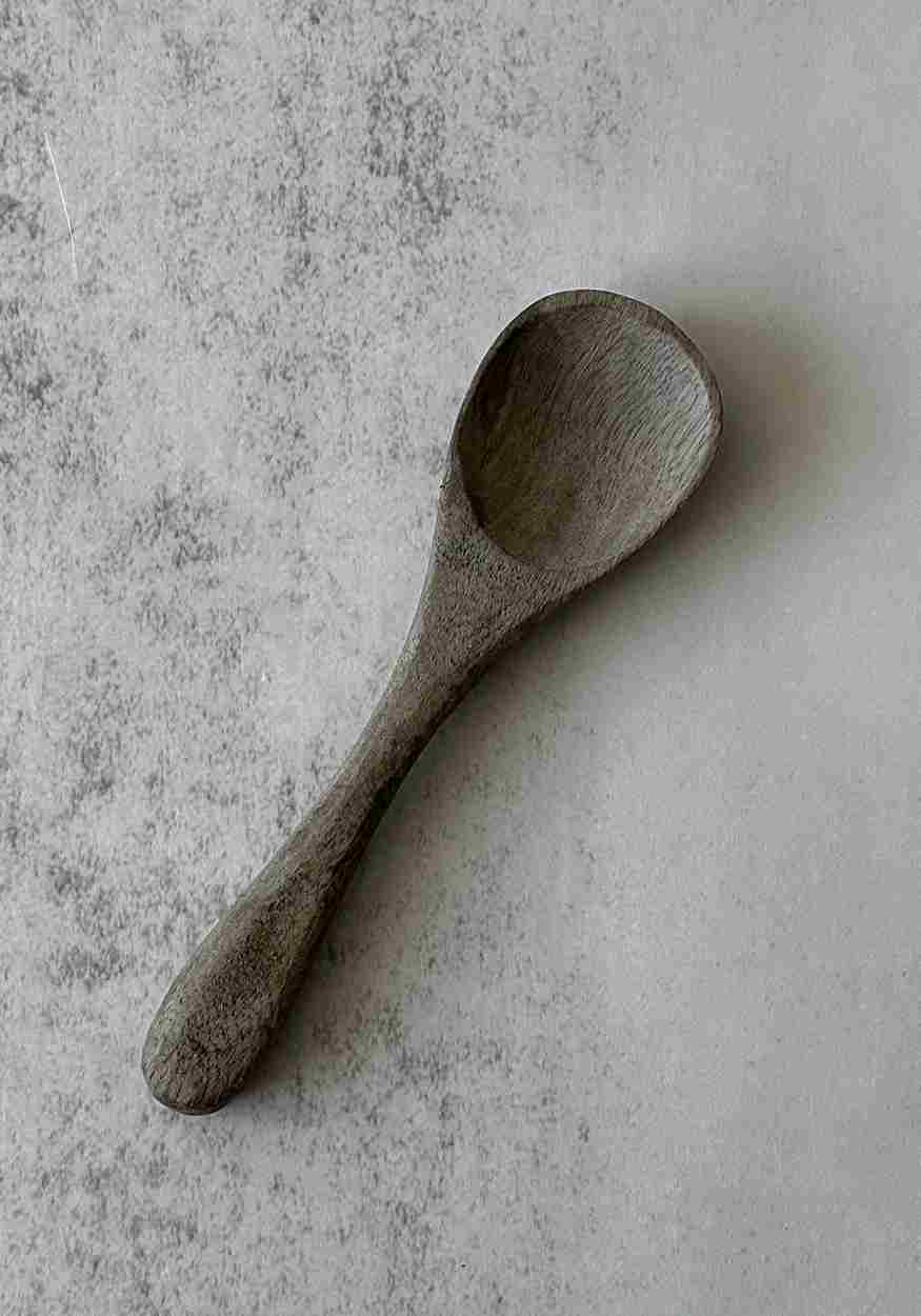 Löffel aus dunklem Mangoholz
