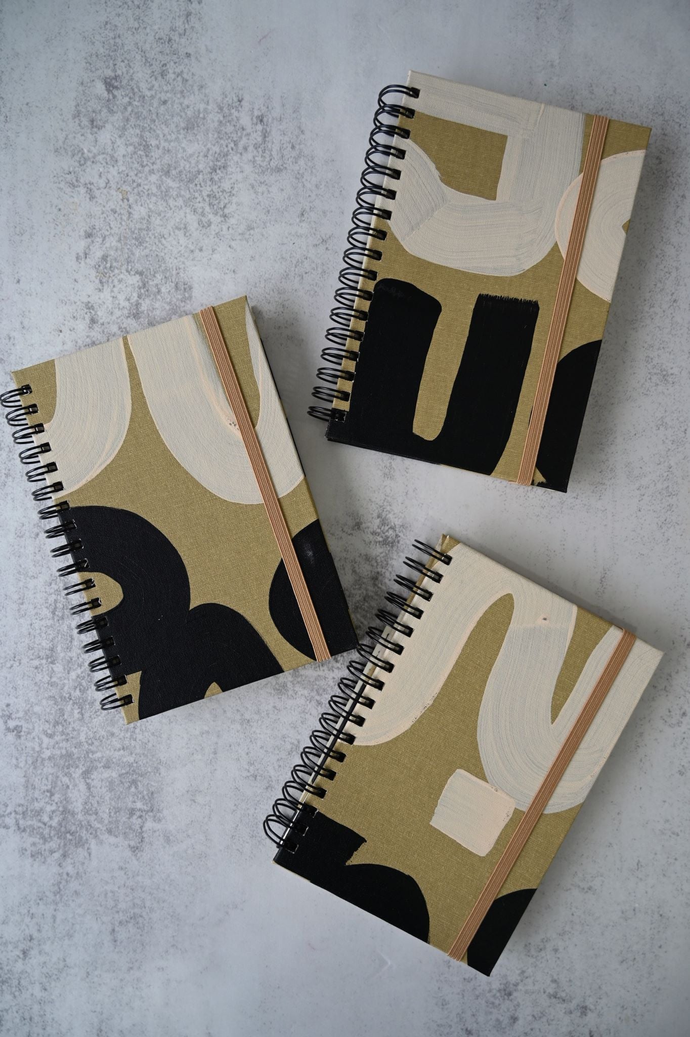 Handbemaltes Notizbuch im A6-Format in Schwarz und Hellbraun