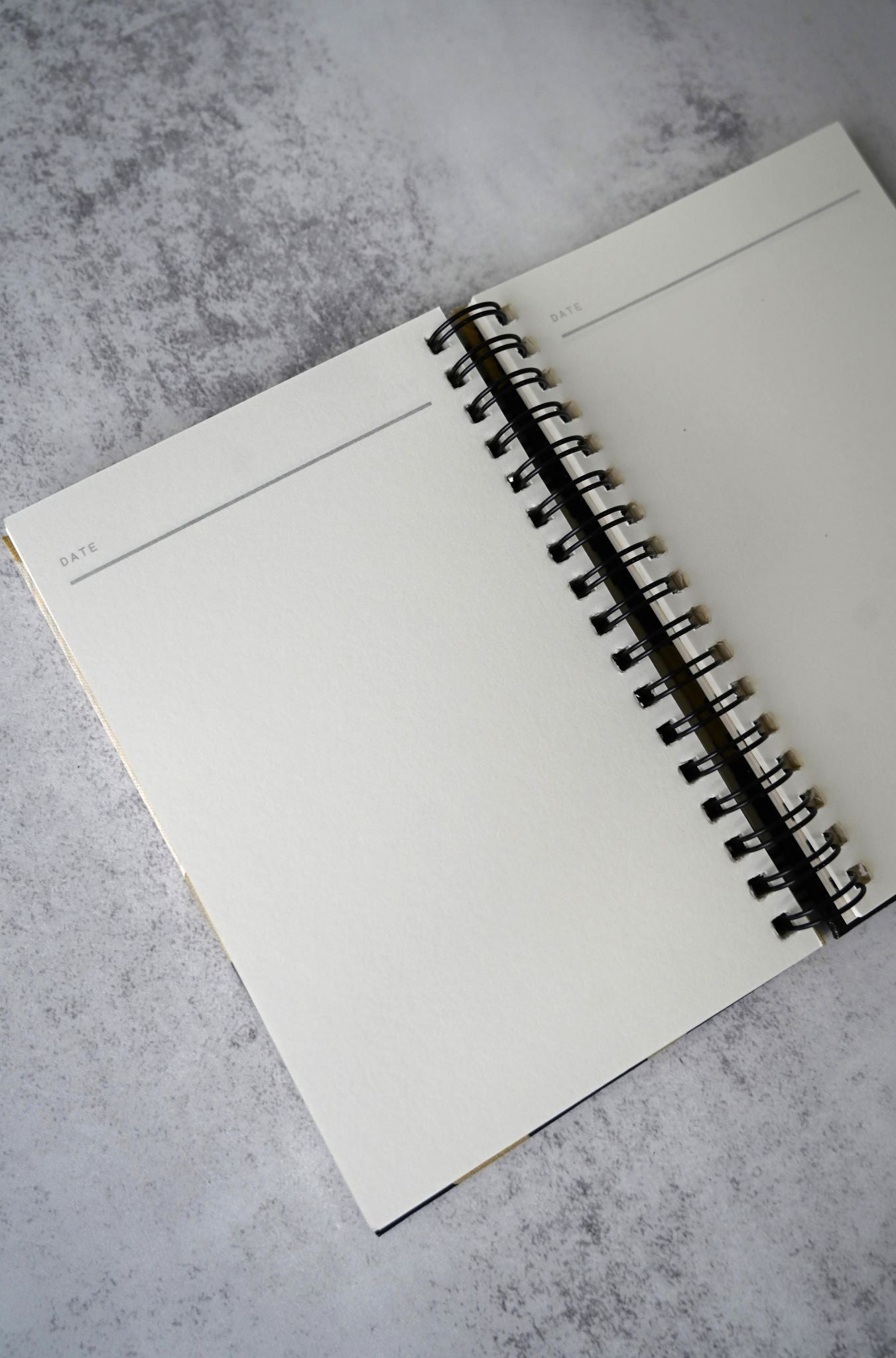 Handbemaltes Notizbuch im A6-Format in Schwarz und Hellbraun