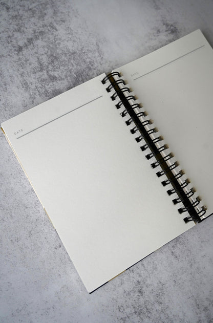 Handbemaltes Notizbuch im A6-Format in Schwarz und Hellbraun