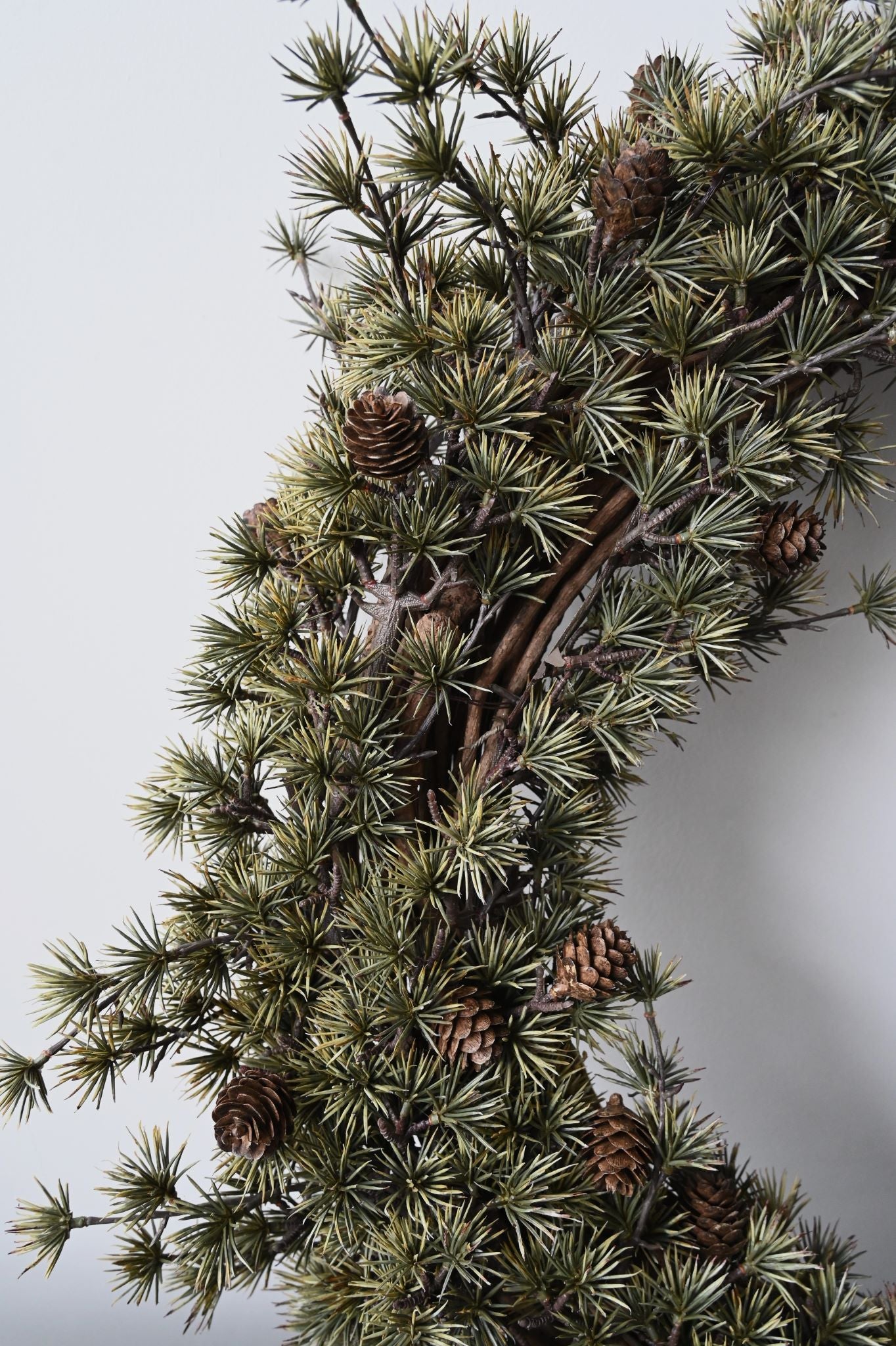 Couronne de pommes de pin foncées