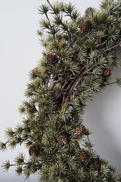 Couronne de pommes de pin foncées