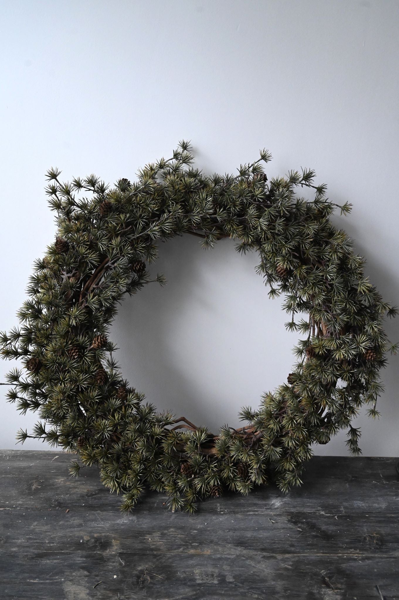 Couronne de pommes de pin foncées
