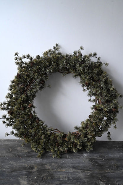 Couronne de pommes de pin foncées
