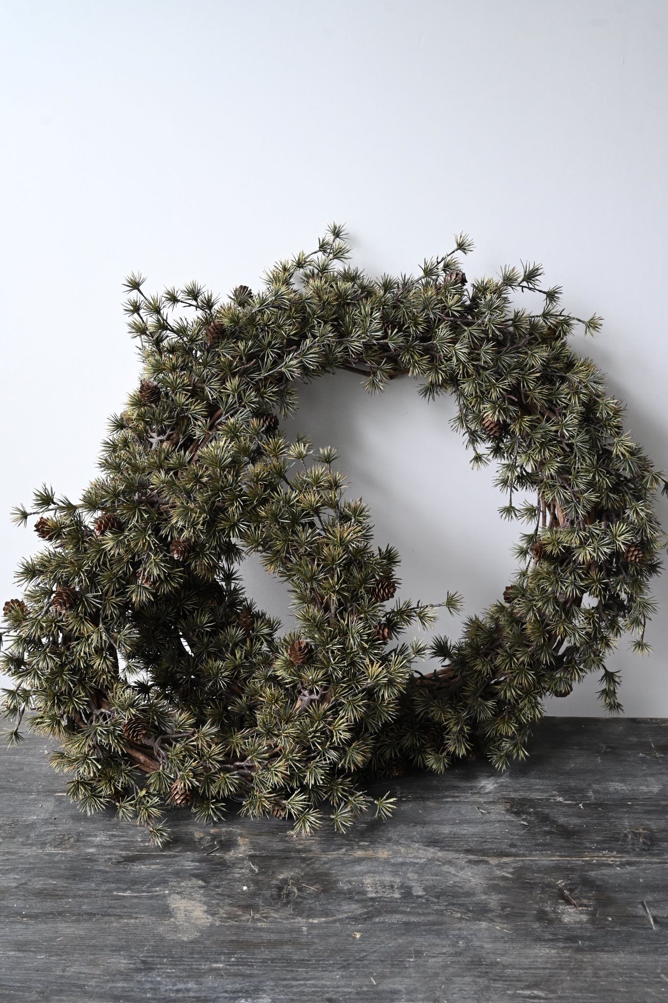Couronne de pommes de pin foncées
