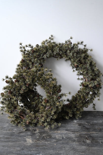 Couronne de pommes de pin foncées