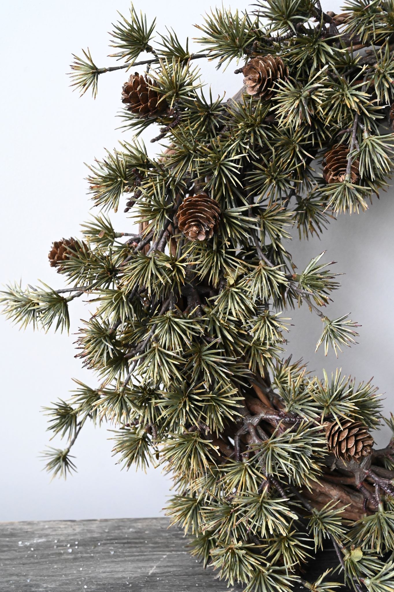 Couronne de pommes de pin foncées