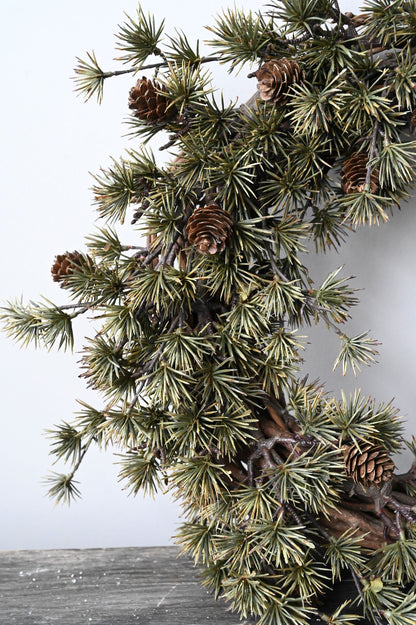 Couronne de pommes de pin foncées