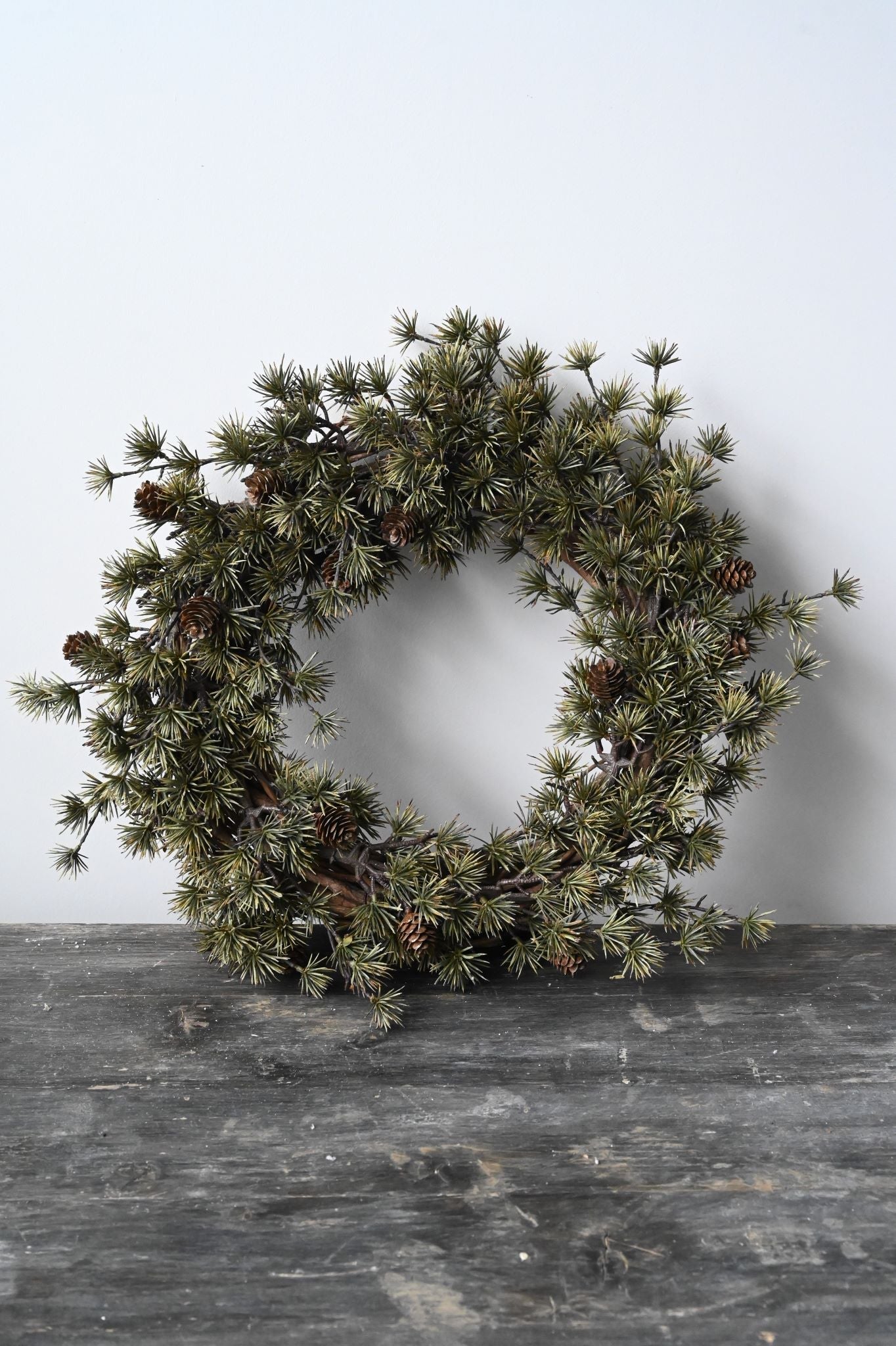 Couronne de pommes de pin foncées