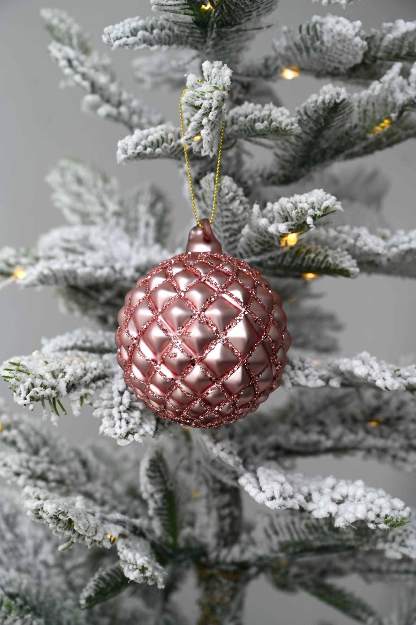 Boule de Noël en forme de cône à paillettes roses