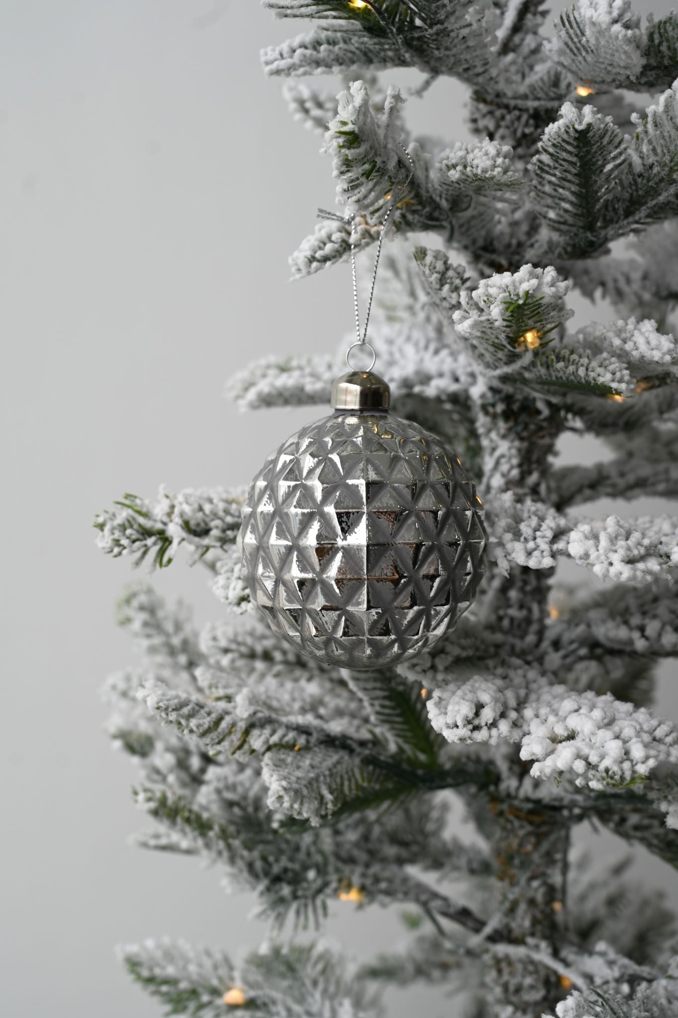 Boule de Noël en forme de cône gris brillant